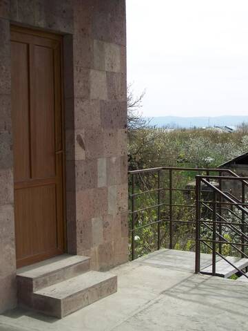 Фото номера Трехместный номер с балконом Отели типа «постель и завтрак» B&amp;B Sunrise House Aygavan г. Aygavan 4