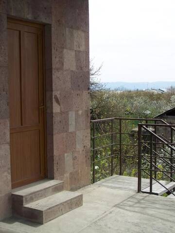 Фото номера Трехместный номер с балконом Отели типа «постель и завтрак» B&amp;B Sunrise House Aygavan г. Aygavan 11